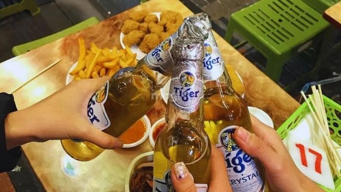 Thưởng thức bia hơi Hà Nội với mức giá hợp lý, phù hợp cho mọi đối tượng.