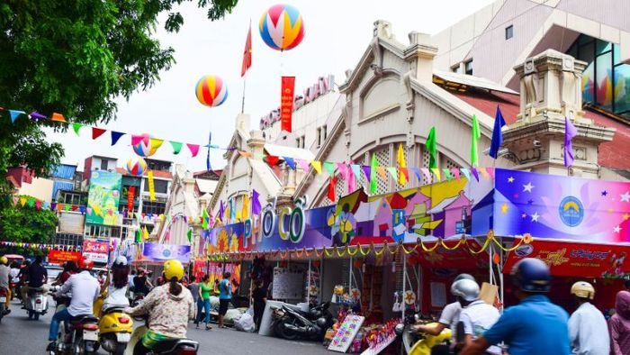 Chợ Đồng Xuân nằm rất gần phố Tạ Hiện, chỉ cách một quãng đi bộ ngắn.