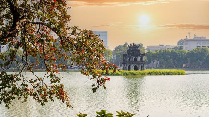 Nhớ ghé thăm Hồ Gươm, một biểu tượng văn hóa của Hà Nội.