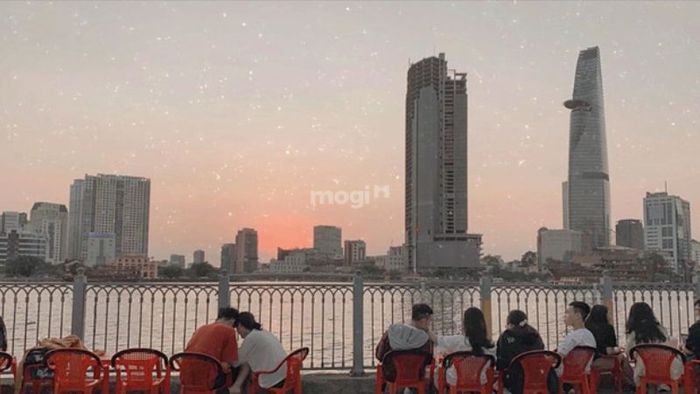 Hóng mát, tụ tập bạn bè và trò chuyện trên nóc Hầm Thủ Thiêm