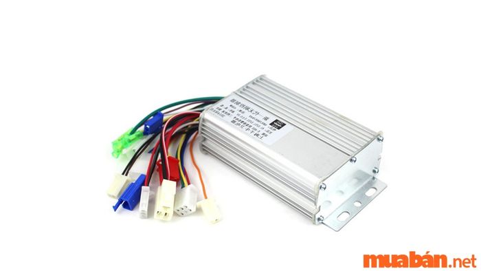 IC xe máy là một bộ phận quan trọng trong hệ thống điện tử của xe, đóng vai trò điều khiển hoạt động của các vi mạch và hệ thống điện của xe.