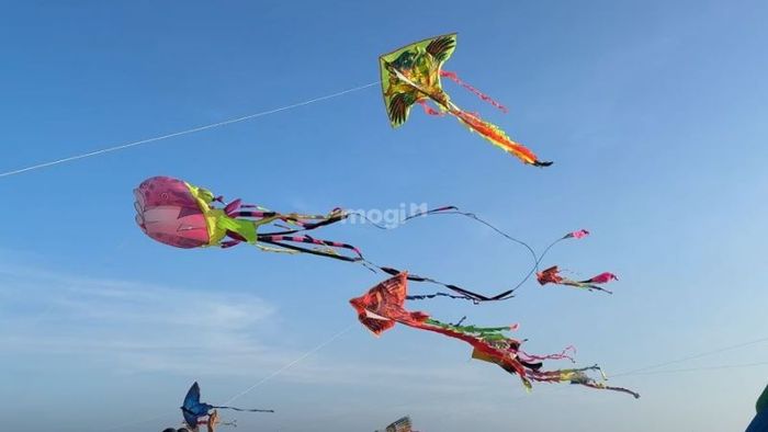 Thả diều tại nóc Hầm Thủ Thiêm