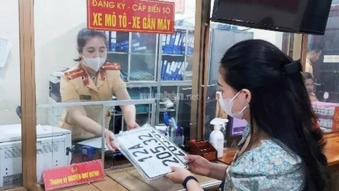 Lấy biển số xe sau khi bấm số và nhận giấy đăng ký xe sau khoảng 2 ngày.