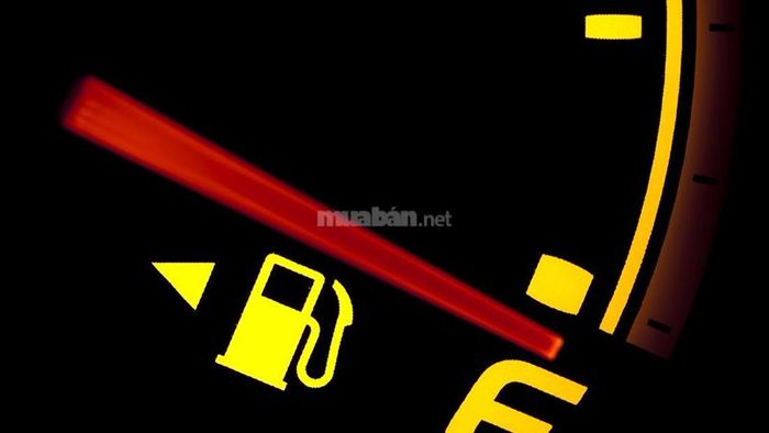 E và F có phải là dấu hiệu hết xăng không?