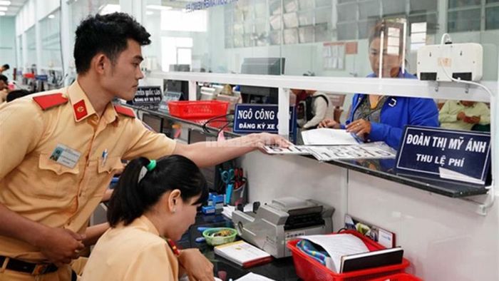 Thực hiện thủ tục đăng ký biển số tại cơ quan đăng ký xe máy gần nhất trong khu vực của bạn.