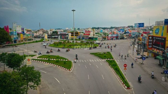 Hạ tầng giao thông xung quanh vòng xoay Tam Hiệp ngày càng được cải thiện và nâng cấp.