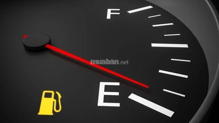 E và F có nghĩa là hết xăng?
