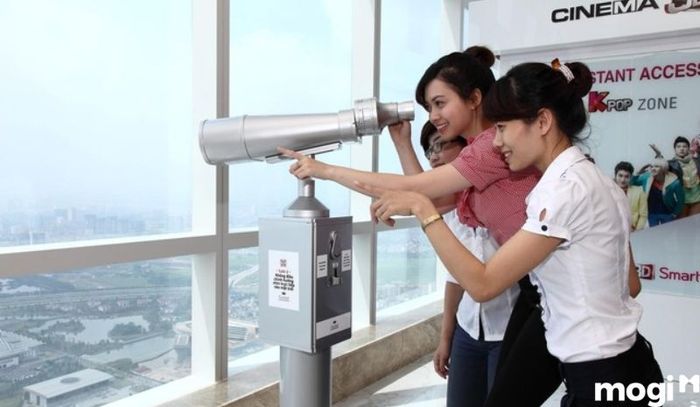 Tham quan đài quan sát Landmark Sky 72 là trải nghiệm không thể bỏ qua khi đến Hà Nội.