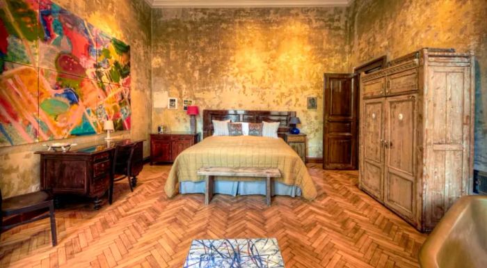 The Tinei room features a luxurious golden bath and showcases works by Moldovan artist Alexander Tinei.