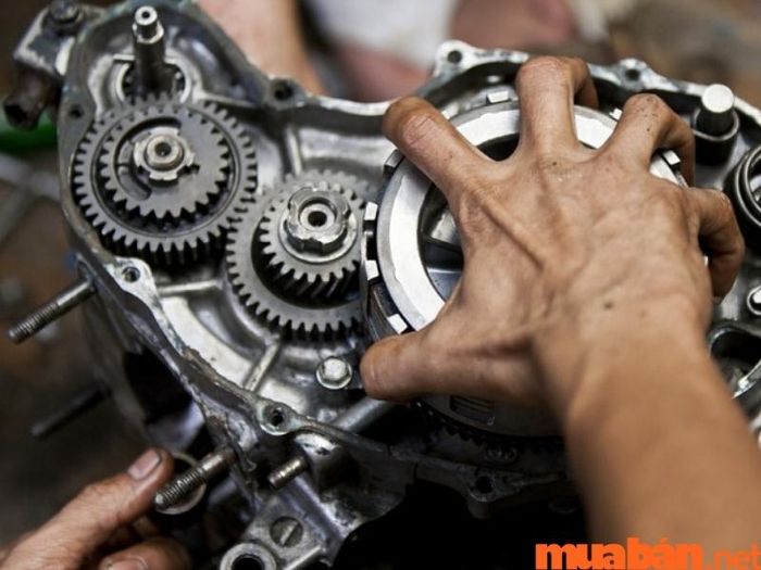 Xe máy không thể lên ga dù đã đề nổ, nguyên nhân có thể là trục trặc trong hệ thống động cơ