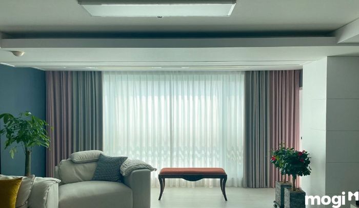 Rèm cửa là một trong những yếu tố trang trí không thể thiếu để tạo điểm nhấn cho phòng đọc sách.