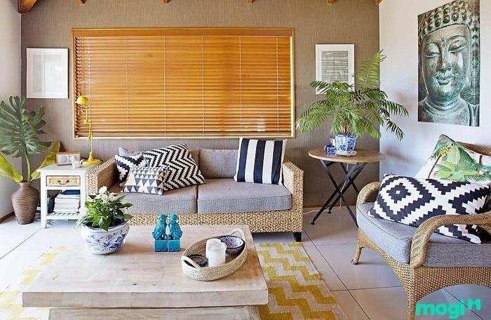 Gỗ được sử dụng để làm vách ngăn trang trí và ghế sofa trong không gian phong cách Tropical, mang lại vẻ đẹp mộc mạc và tự nhiên.