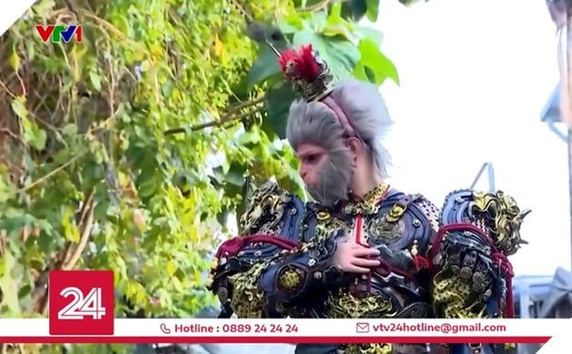 Phóng viên VTV khiến khán giả bất ngờ khi khoác lên mình bộ hóa trang Tôn Ngộ Không từ Black Myth Wukong, nặng đến 20kg.