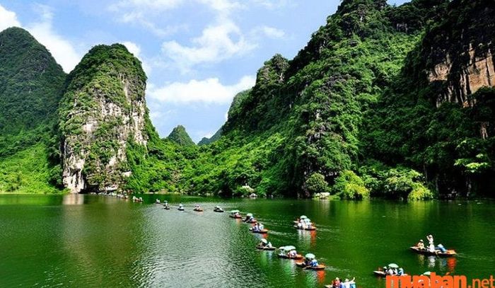Quản lý hệ sinh thái du lịch là một trong những nhiệm vụ quan trọng trong ngành nghề này, đảm bảo sự bền vững và bảo vệ tài nguyên thiên nhiên.