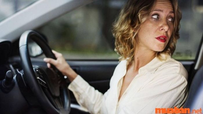 Quên quan sát phía trước khi lùi là lỗi phổ biến mà nhiều tài xế mắc phải
