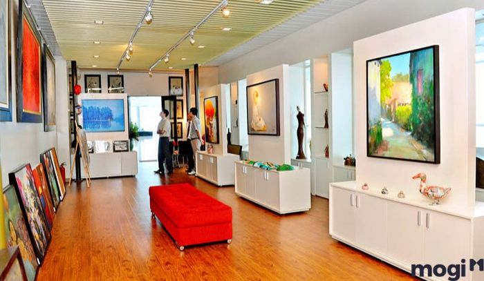 Bên cạnh đó, phòng tranh Artlink sẽ đưa bạn vào thế giới nghệ thuật đầy sắc màu, nơi bạn có thể tận hưởng những tác phẩm tuyệt vời.