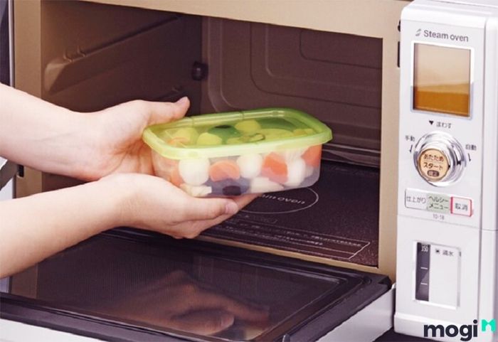Khi sử dụng nhựa PP trong lò vi sóng để hâm nóng thức ăn, không nên để lâu quá để tránh nguy hiểm.