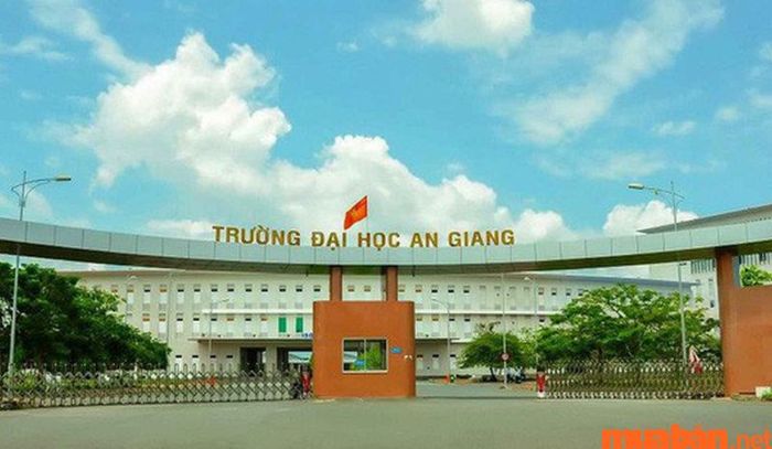 Miền Nam có Trường Đại học An Giang, một cơ sở đào tạo nổi bật về quản lý tài nguyên và môi trường.