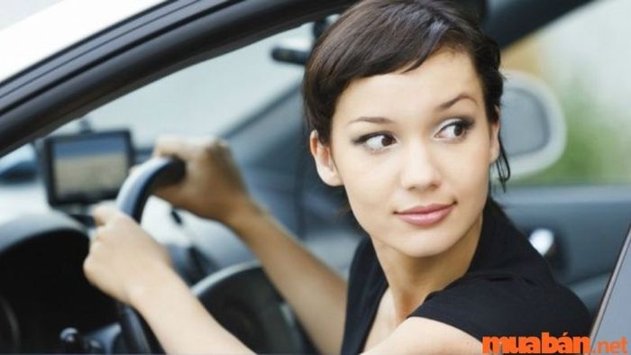 Hướng dẫn lùi xe số sàn chuẩn kỹ thuật, dễ thực hiện