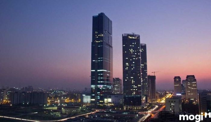 Có nhiều phương tiện di chuyển để bạn lựa chọn khi đến đài quan sát Landmark Sky 72.