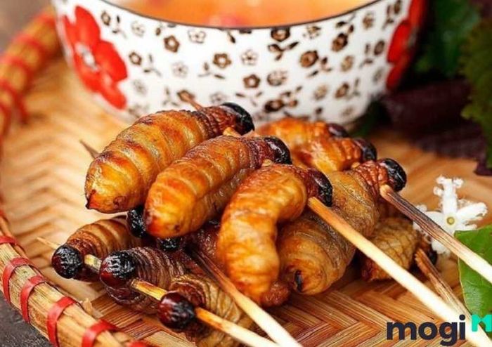 Đuông dừa nướng là món ăn đặc sản béo ngậy, được chế biến với hương vị độc đáo mà du khách không thể bỏ qua.