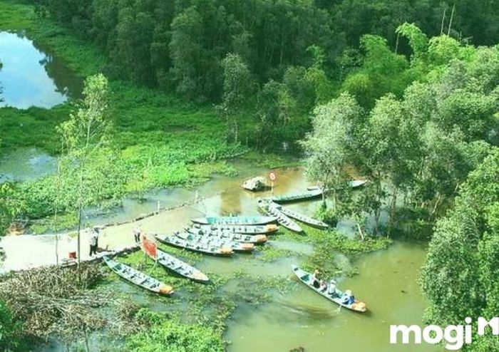 Nơi đây là một khung cảnh yên bình mà thiên nhiên ưu ái ban tặng, làm say lòng mọi du khách.