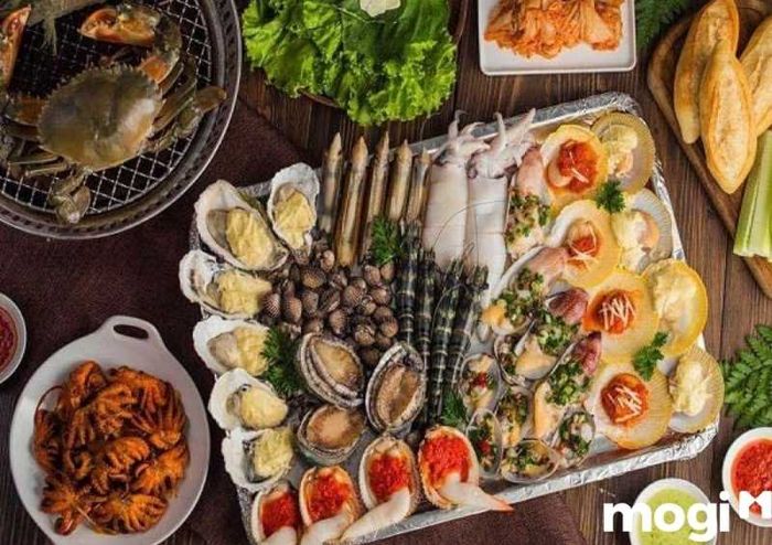 Khu du lịch sinh thái Gáo Giồng còn là điểm đến lý tưởng để thưởng thức những loại hải sản tươi ngon, vừa mới bắt từ sông nước.