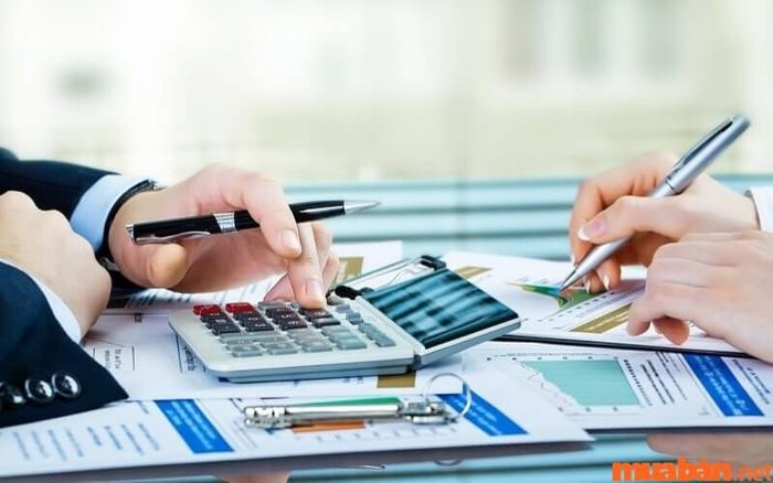 Nhân viên kiểm toán nội bộ (Internal Audit Officer) là vị trí quan trọng trong ngân hàng, chuyên thực hiện nhiệm vụ giám sát và cải tiến các quy trình nội bộ, bảo vệ hoạt động của ngân hàng khỏi các rủi ro tiềm ẩn.
