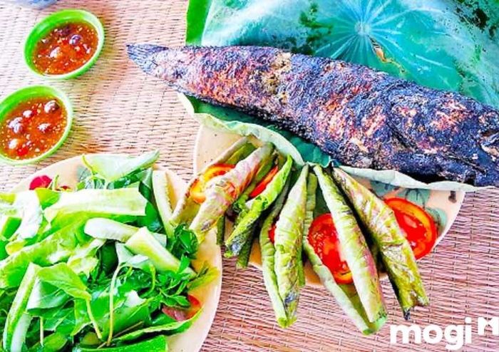 Cá lóc nướng trui - món ăn đặc trưng với hương vị đậm đà của miền Tây.