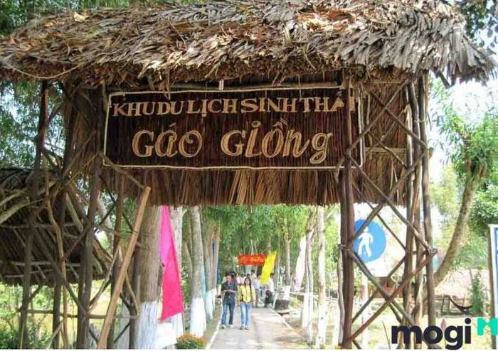 Khu du lịch sinh thái Gáo Giồng cách trung tâm TP. Cao Lãnh khoảng 17km.