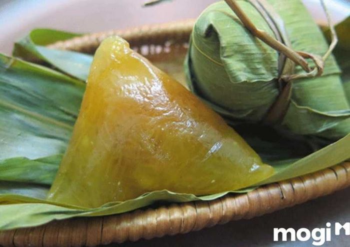 Bánh ú nước tro mát lạnh là món ăn quen thuộc, đặc trưng của khu du lịch này.
