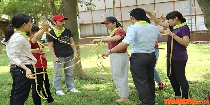 Khi tham gia thử thách giải cứu đồng đội, các thành viên trong đội sẽ hợp tác để gỡ bỏ sợi dây buộc nhau trong thời gian ngắn nhất.