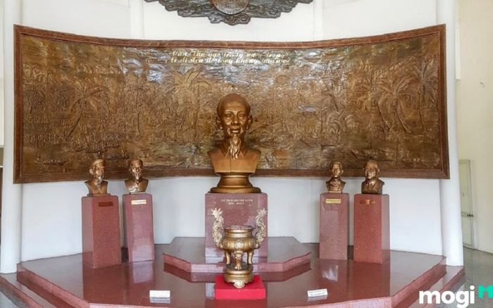 Tượng thờ Bác Hồ tại tầng 2 của bảo tàng
