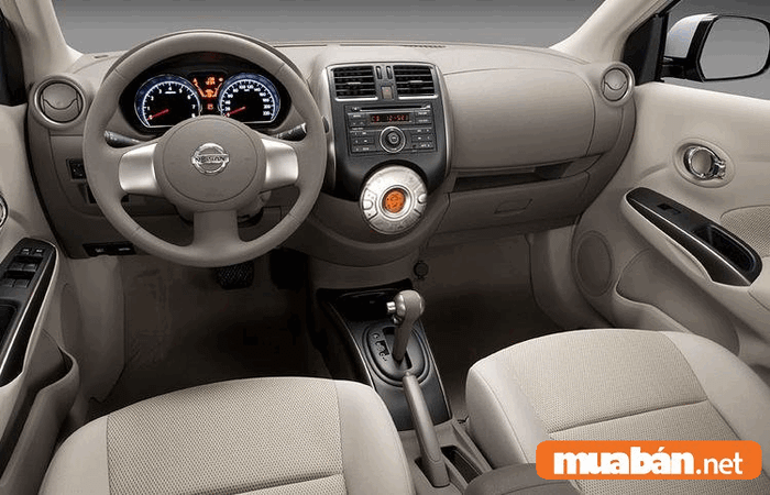 Nissan Sunny 2015 có vô lăng 3 chấu thiết kế đơn giản, cổ điển, hòa hợp hoàn hảo với tổng thể chiếc xe.