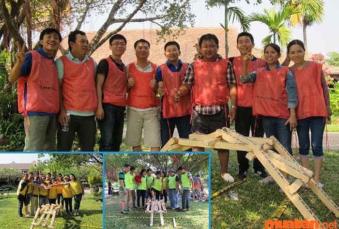 Trò chơi xây dựng cầu gỗ đòi hỏi sự khéo léo và tỉ mỉ từ các thành viên trong đội.