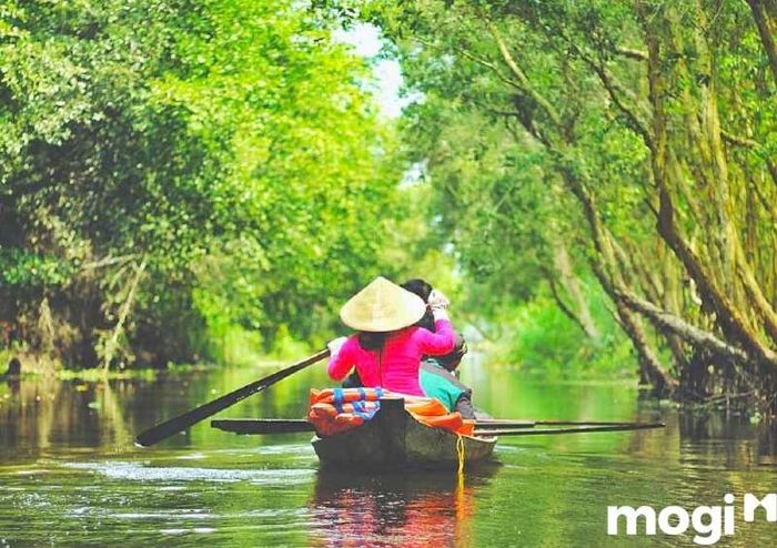 Chèo thuyền tại Gáo Giồng là một trải nghiệm đầy ấn tượng và khó quên.