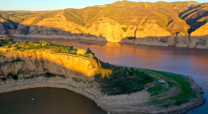 Laoniuwan is where the Great Wall meets the Yellow River, creating a stunning intersection of history and nature.