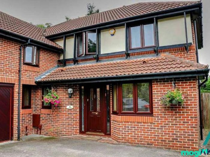 Nhà cấp 4 xây bằng gạch mộc luôn là lựa chọn yêu thích của nhiều gia đình vì tính thẩm mỹ và bền vững của nó.