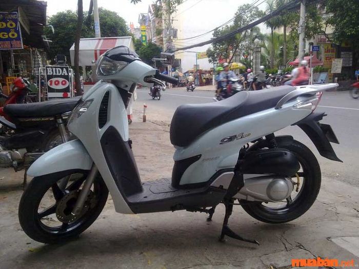 Có nên mua xe SH cũ? Xe SH phiên bản 2006 – 2008 là một lựa chọn đáng cân nhắc, với thiết kế đẹp và bền bỉ, vẫn được yêu thích bởi nhiều người dùng. Tuy nhiên, bạn cần lưu ý kiểm tra kỹ lưỡng để đảm bảo chất lượng xe khi mua lại.