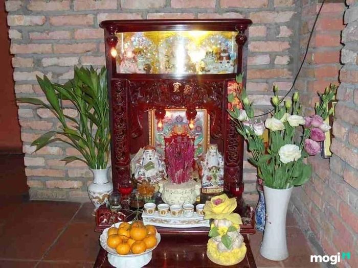 Bàn thờ Thần Tài thường được đặt ở vị trí thấp, tại góc nhà.