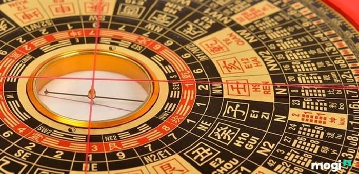 Để xác định phương hướng chính xác, bạn có thể dùng la bàn phong thủy.