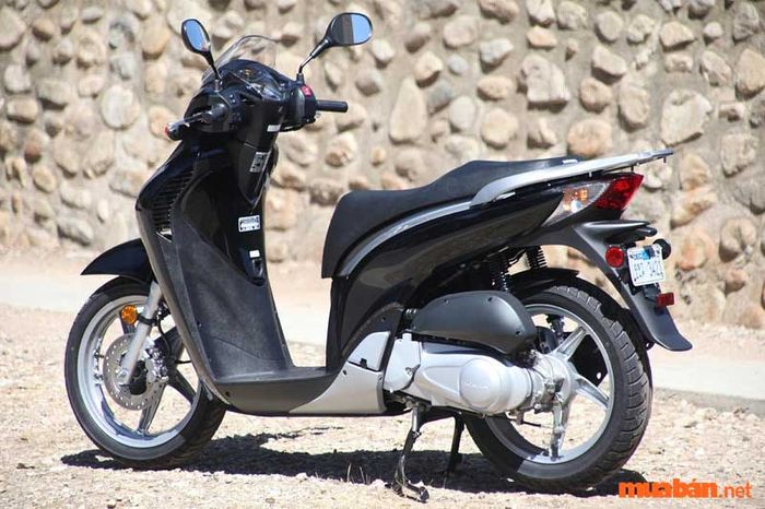 Có nên mua xe SH cũ? Xe SH 2009 phiên bản đời cuối vẫn được yêu thích vì những cải tiến về động cơ và thiết kế bền bỉ.