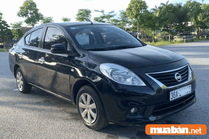 Xem xét kỹ lưỡng màu sơn, lốp và các chi tiết khác của xe trước khi quyết định mua xe Nissan Sunny cũ
