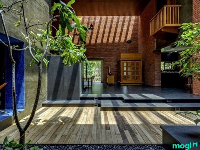 Nhà xây dựng bằng gạch mộc tại khu vực sân sau