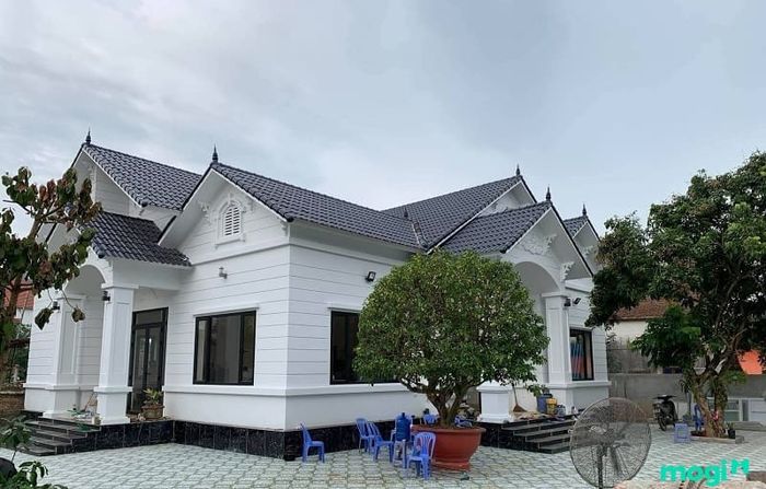 Nhà mái Thái là kiểu nhà được xây dựng phổ biến ở Việt Nam.