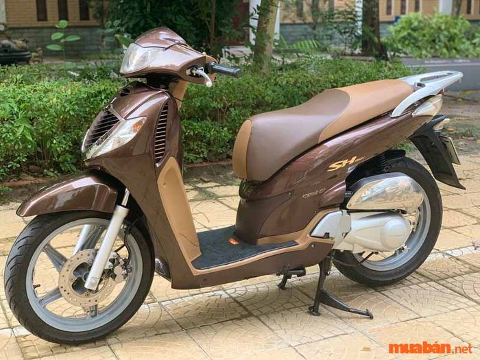 Có nên mua xe SH cũ? Phiên bản SH 2009 mang đến những thay đổi thú vị và được nhiều người lựa chọn nhờ sự bền bỉ và thiết kế đẹp mắt.