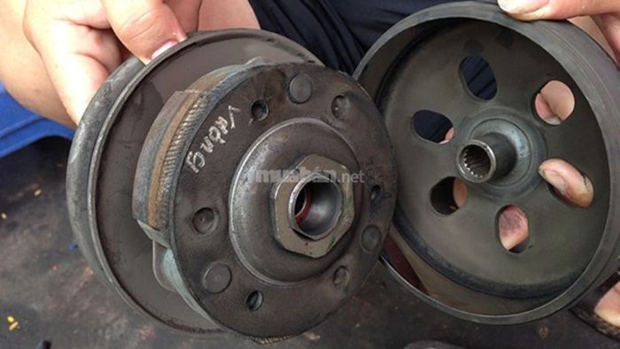 Côn xe Vision bị mòn có thể dẫn đến hiện tượng hụt ga, làm giảm độ an toàn khi lái xe