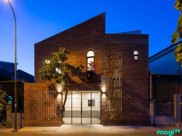 Nhà cấp 4 xây bằng gạch mộc giúp chống nắng hiệu quả, mang lại không gian thoáng mát và dễ chịu.