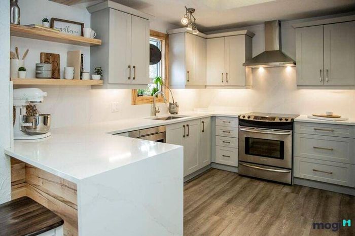 Mẫu nhà bếp hiện đại với thiết kế tối giản, sử dụng các vật liệu hiện đại, tạo nên không gian sống tiện nghi, thoải mái và sang trọng.