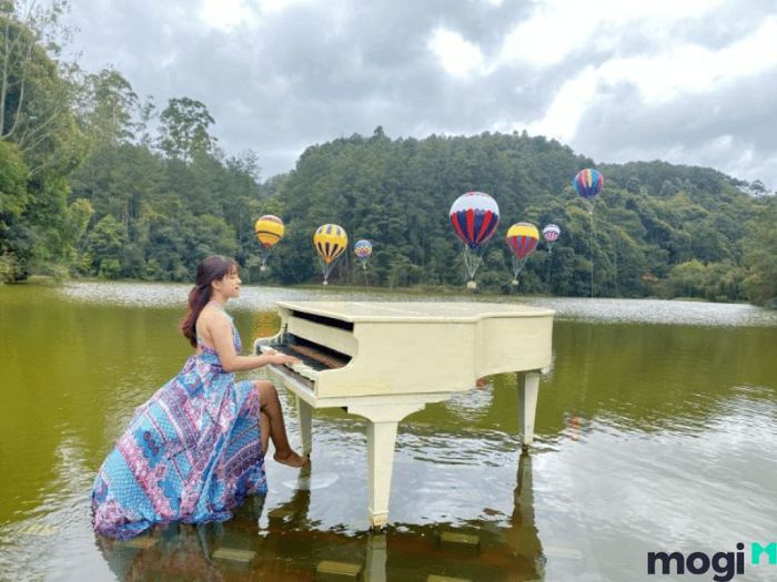 Độc Đáo Với Cây Đàn Piano Nổi Trên Mặt Nước